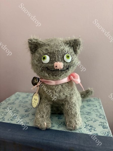 画像1: 【ご予約注文】Snowdrop ハンドメイド　アンティーク風ぬいぐるみ　白猫　グレーモヘア　（15cm） (1)