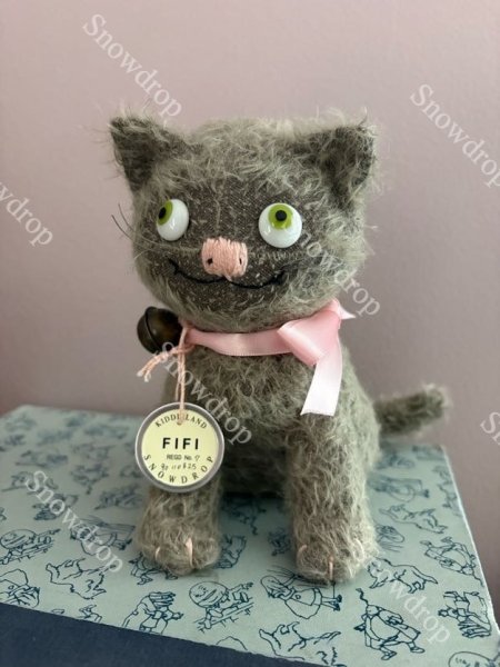 画像2: 【ご予約注文】Snowdrop ハンドメイド　アンティーク風ぬいぐるみ　白猫　グレーモヘア　（15cm） (2)