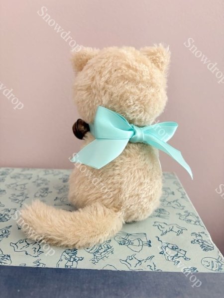 画像2: 【ご予約注文】Snowdrop ハンドメイド　アンティーク風ぬいぐるみ　猫　オートミールモヘア　（14cm） (2)