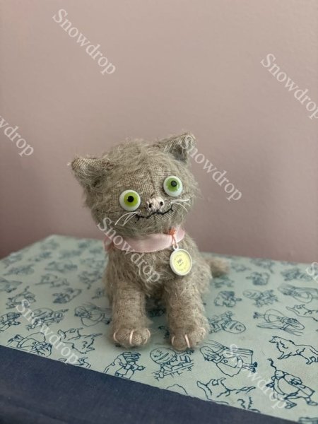 画像1: 【ご予約注文】Snowdrop ハンドメイド　アンティーク風ぬいぐるみ　グレー猫　（10.5cm） (1)