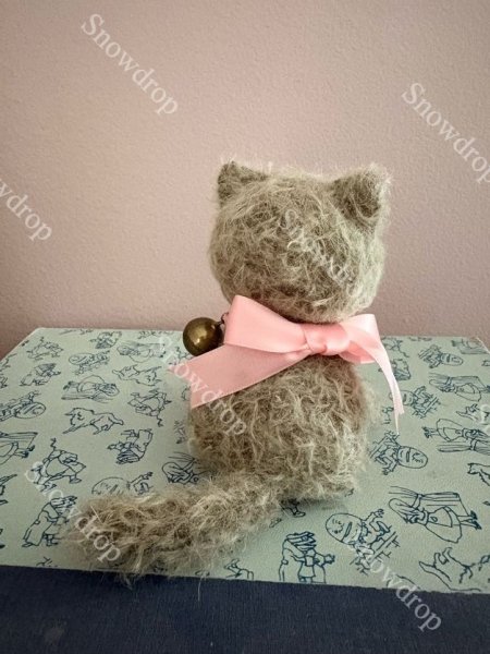 画像2: 【ご予約注文】Snowdrop ハンドメイド　アンティーク風ぬいぐるみ　猫　グレーモヘア　（11cm） (2)
