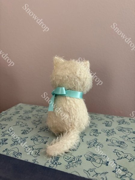 画像2: 【ご予約注文】Snowdrop ハンドメイド　アンティーク風ぬいぐるみ　白猫　（11m） (2)