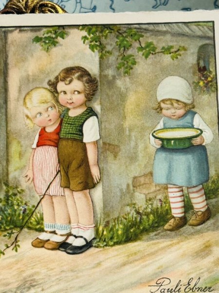 画像3: Postcard アンティークポストカード 女の子を待ち構えるいたずらな男の子 Pauli Ebner (未使用) (3)