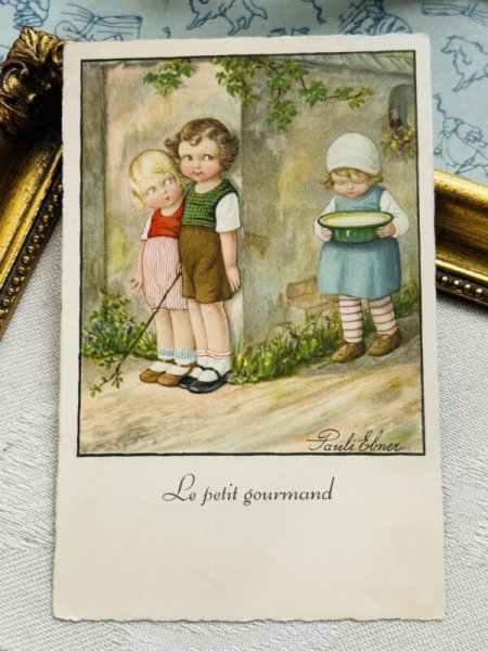 画像2: Postcard アンティークポストカード 女の子を待ち構えるいたずらな男の子 Pauli Ebner (未使用) (2)