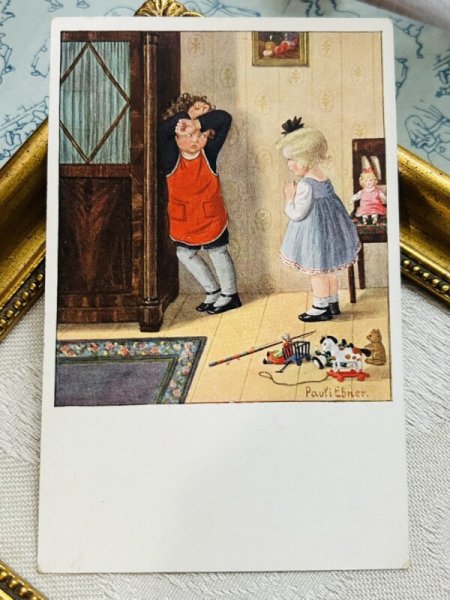 画像2: Postcard アンティークポストカード 男の子を追い詰める女の子 Pauli Ebner (未使用) (2)