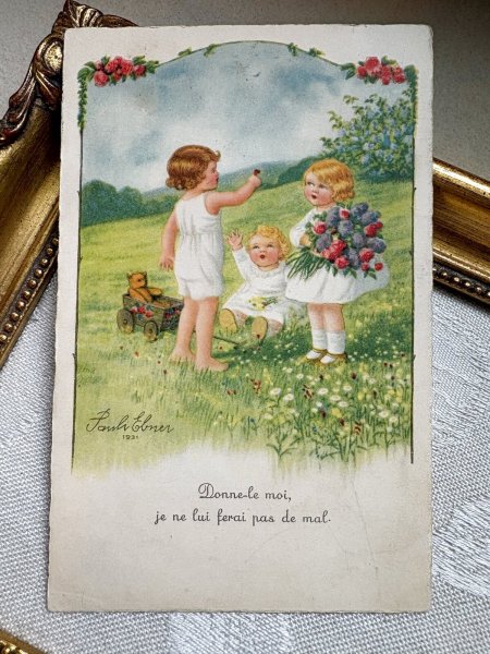 画像2: Postcard　アンティークポストカード　蝶々を見つめるお花摘みの女の子たち　テディベア　Pauli Ebner　ベルギー1934年 (2)
