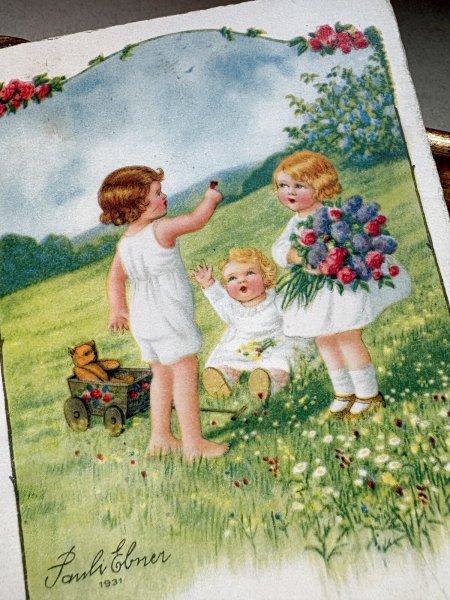 画像3: Postcard　アンティークポストカード　蝶々を見つめるお花摘みの女の子たち　テディベア　Pauli Ebner　ベルギー1934年 (3)