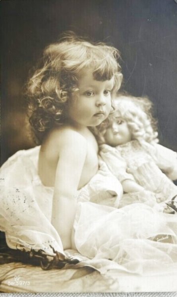 画像1: Postcard　アンティークポストカード　女の子とお人形　写真　ドイツ1908年 (1)