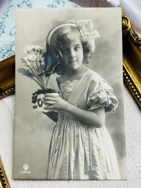 画像2: Postcard    アンティークポストカード お花と女の子 写真  Grete Reinwald  ドイツ1909年 (2)