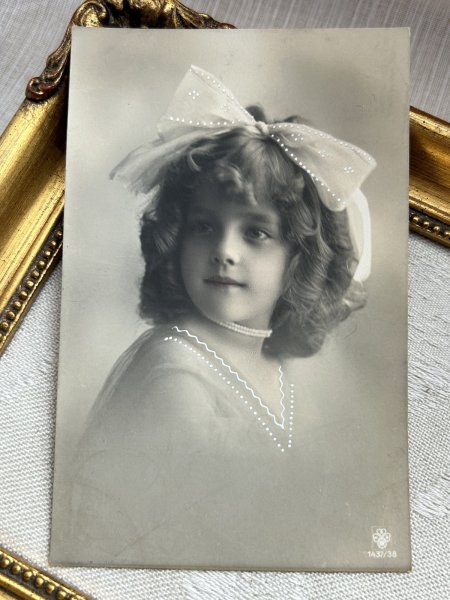 画像2: Postcard    アンティークポストカード リボンの女の子 写真  Grete Reinwald ベルギー1910年 (2)