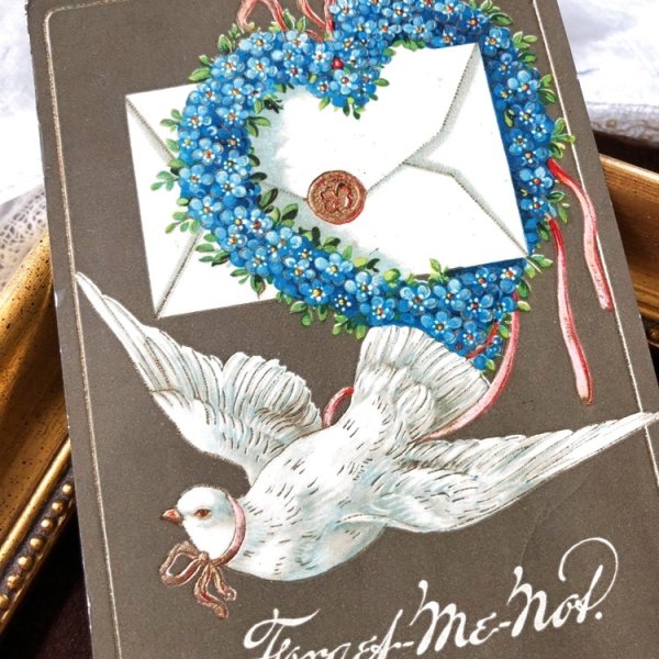 画像1: Postcard　お花と手紙を運ぶ白鳩　忘れな草のお花のリース　ハート　イギリス1914年 (1)
