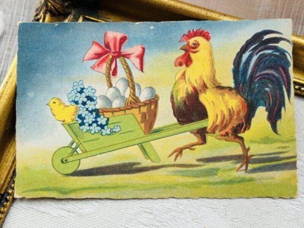 画像2: Postcard アンティークポストカード イースター  卵とひよこを一輪車で運ぶニワトリさん (未使用) (2)
