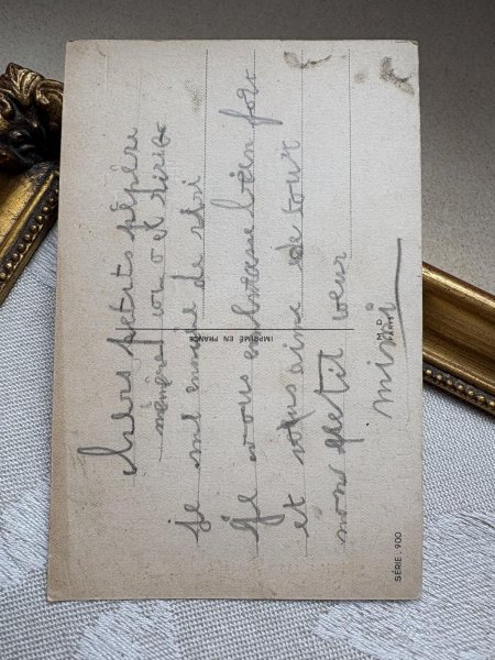 画像3: Postcard 　アンティークポストカード  　女の子とラッキーチャームを持つ魚たち　四つ葉　馬蹄　エイプリルフール　 (3)