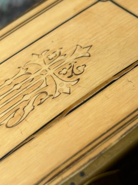 表面の割れあり