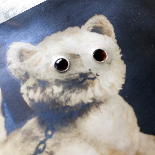 カードの内部にアンバー色の目が埋め込まれています