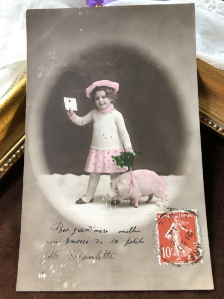 画像2: Postcard New Year 子豚と手紙を持つ女の子 フランス1914年 (2)