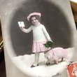 画像1: Postcard　New Year　子豚と手紙を持つ女の子　フランス1914年 (1)