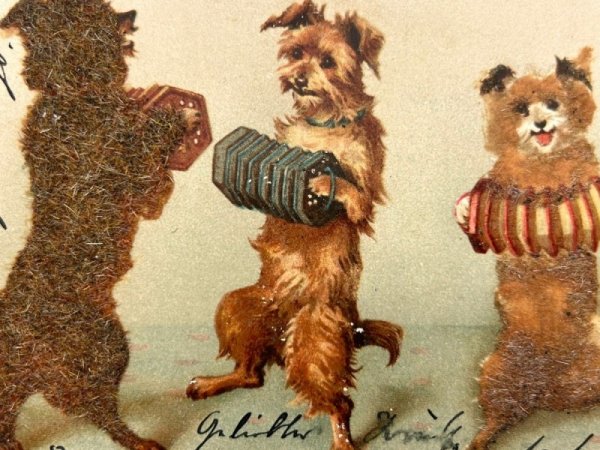 左の犬の部分と右の意味の下半身部分にモヘアのようなものが貼り付けられています。