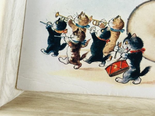 左下角に折れあり。