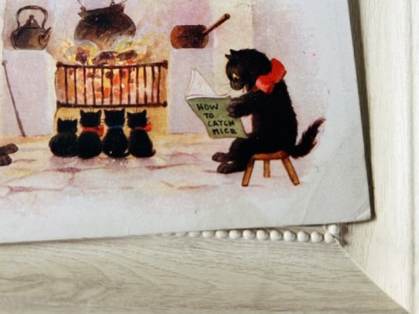 画像2: Postcard  　アンティークポストカード　暖炉の前の黒猫たち　イギリス1923年 (2)