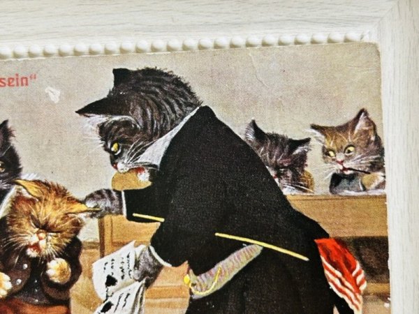 中央に小さな穴、角の折れなどあり。