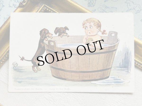 画像2: Postcard　アンティークポストカード　お風呂に入る女の子とダックスフンド犬　1914年 (2)