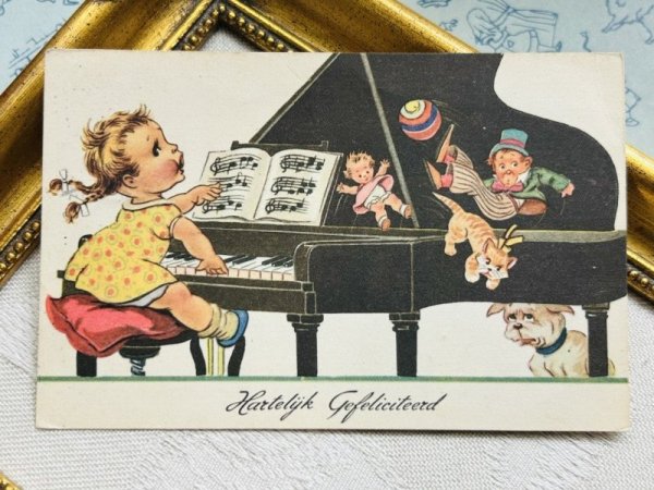 画像2: Postcard　アンティークポストカード　ピアノを弾く女の子に驚く犬や猫　お人形　オランダ1950年 (2)