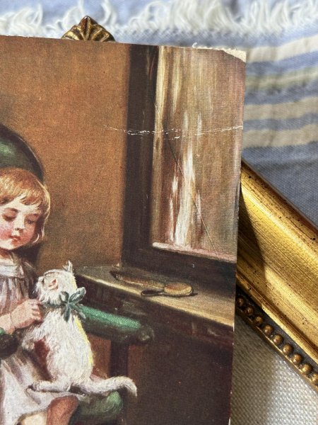 右上部にゆるい折れあり