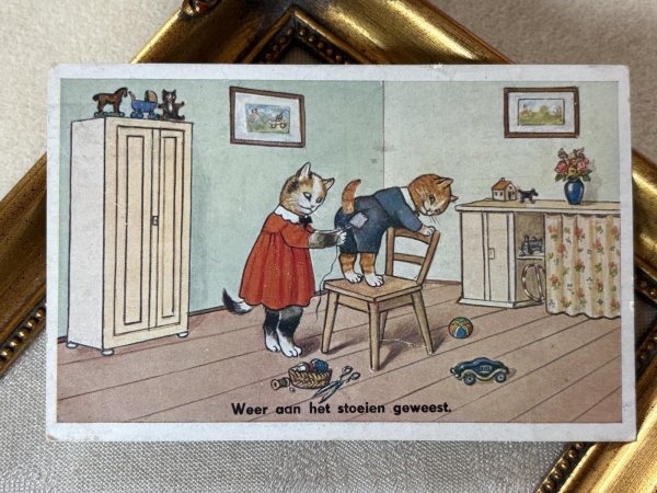 画像2: Postcard　アンティークポストカード　弟の服を繕うお姉さん猫　裁縫　1942年 (2)