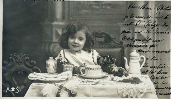 画像1: Postcard　アンティークポストカード　お茶の時間　女の子のティータイム　フランス1904年　写真 (1)