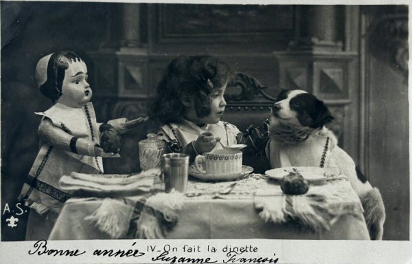 画像1: Postcard　アンティークポストカード　お茶の時間　女の子のティータイム　犬とお人形　フランス1904年　写真 (1)