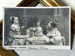 画像2: Postcard　アンティークポストカード　お茶の時間　女の子のティータイム　犬とお人形　フランス1904年　写真 (2)