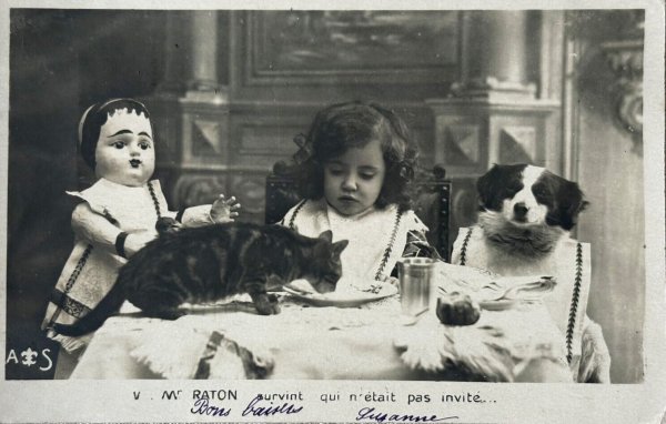 画像1: Postcard　アンティークポストカード　お茶の時間　女の子のティータイム　犬とお人形と猫　フランス1904年　写真 (1)
