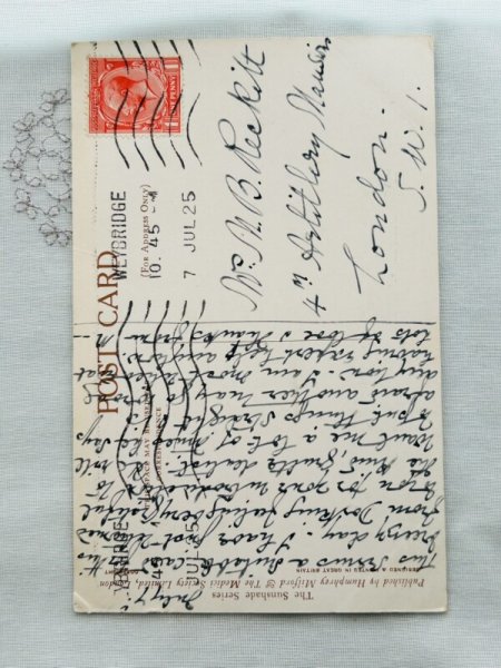 画像3: Postcard  アンティークポストカード　風で傘が裏返ってしまった女の子　The Sunshade Series  Margaret Tarrant　 (3)