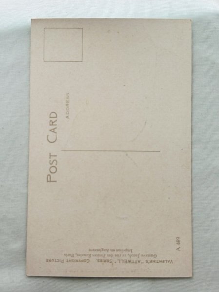 画像2: Postcard 　アンティークポストカード　お裁縫をする女の子　靴下　A489　Mabel Lucie Attwell　（未使用） (2)