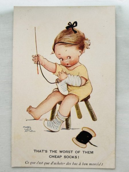 画像1: Postcard 　アンティークポストカード　お裁縫をする女の子　靴下　A489　Mabel Lucie Attwell　（未使用） (1)