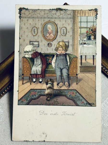 画像2: Postcard アンティークポストカード 喧嘩をした男の子と女の子 見守る犬 スパニエル パピヨン キャバリア Pauli Ebner  (2)