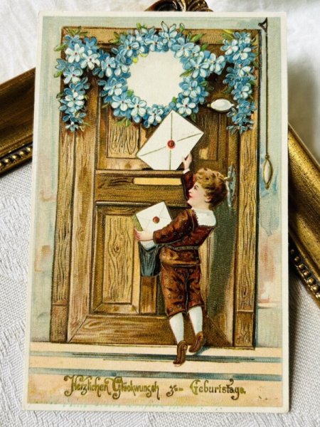 画像2: Postcard アンティークポストカード 忘れな草のお花のドアに手紙を届ける少年 ドイツ (2)