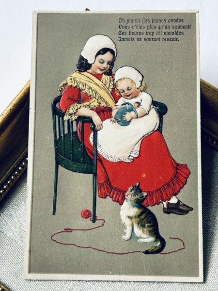 画像2: Postcard アンティークポストカード 女の子とキジトラ猫 毛糸 お人形 Marie Flatscher (2)