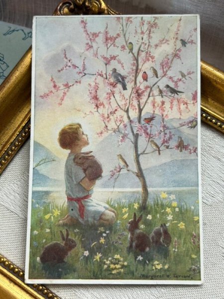 画像2: Postcard  アンティークポストカード　モーニングキャロル　小鳥のさえずりを聞く少年とウサギ　Margaret Tarrant　イギリス1943年 (2)