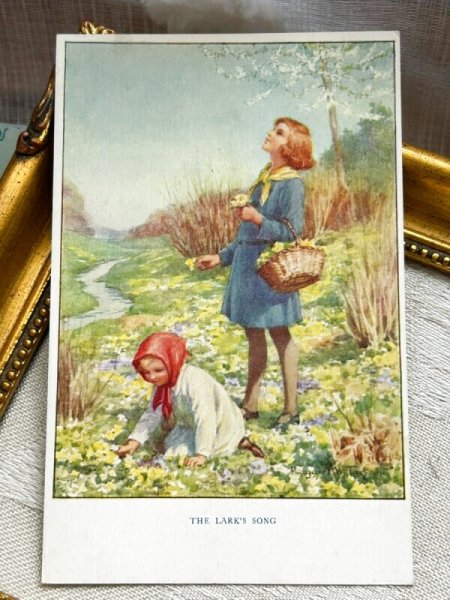 画像2: Postcard  アンティークポストカード　ヒバリの声を聞く女の子　お花畑　Lark's Song　Margaret Tarrant　イギリス （未使用） (2)