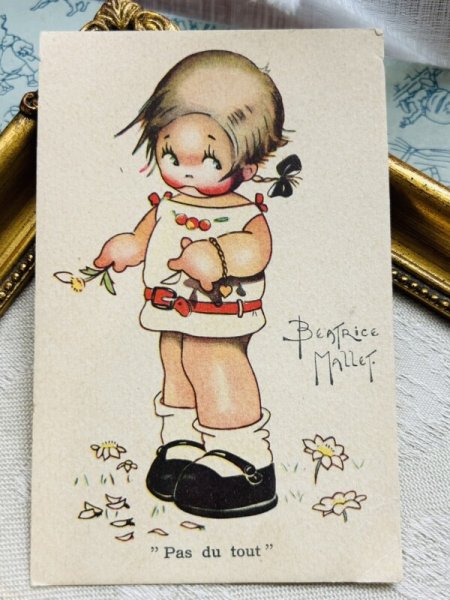 画像2: Postcard 　アンティークポストカード   花占いをする女の子　Beatrice Mallet (2)