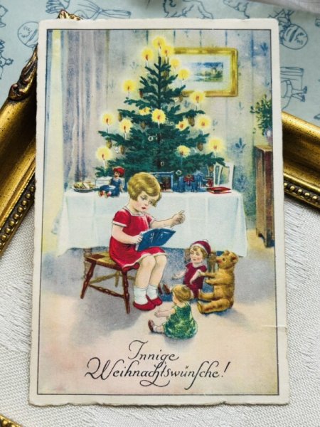 画像2: Postcard 　アンティークポストカード   クリスマス　お人形さんとテディベアに絵本を読み聞かせる女の子　ドイツ1923年 (2)