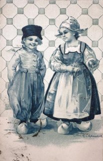 *アンティークポストカード　少女デザイナーとお人形のドレスショップ　1912年 アンティークポストカード 少女デザイナーとお人形のドレスショップ