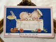 画像2: Postcard 　アンティークポストカード　箱の中で遊ぶ仲良しの子どもたち　 Mabel Lucie Attwell　ベルギー1930年代 (2)