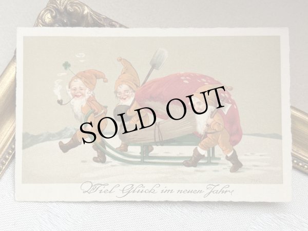 画像2: Postcard 　アンティークポストカード 　新年祝い　New Year　キノコをソリで運ぶノーム妖精たち　Marie Flatscher　（未使用） (2)