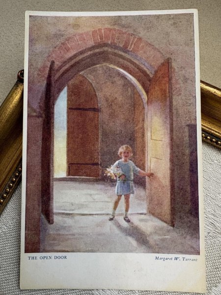 画像2: Postcard  アンティークポストカード　教会のドアと女の子　The Open Door　Margaret Tarrant　イギリス　（未使用） (2)