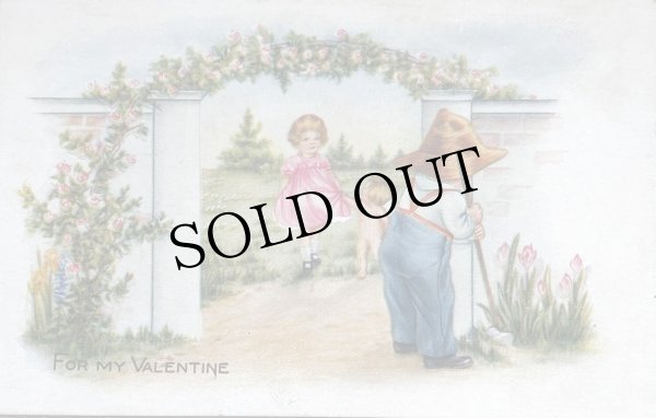 画像1: Postcard 　アンティークポストカード 　バレンタイン　庭師の男の子に会いに来た女の子とキューピッド天使 (1)