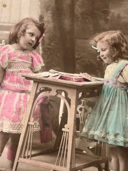 画像2: Postcard    アンティークポストカード　トランプタワーを作る女の子　フランス　写真 (2)