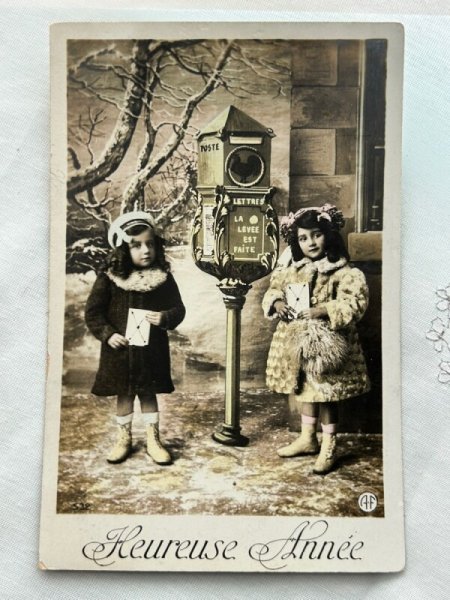 画像1: Postcard    アンティークポストカード　郵便ポストと女の子たち　フランス (1)